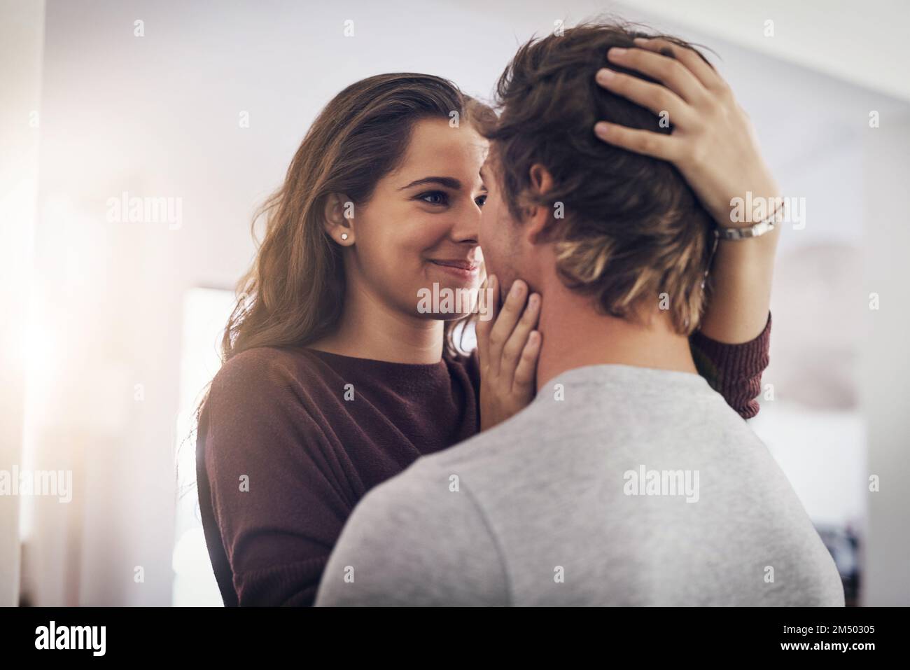 Es war Liebe auf den ersten Blick. Ein liebevolles junges Paar zu Hause. Stockfoto