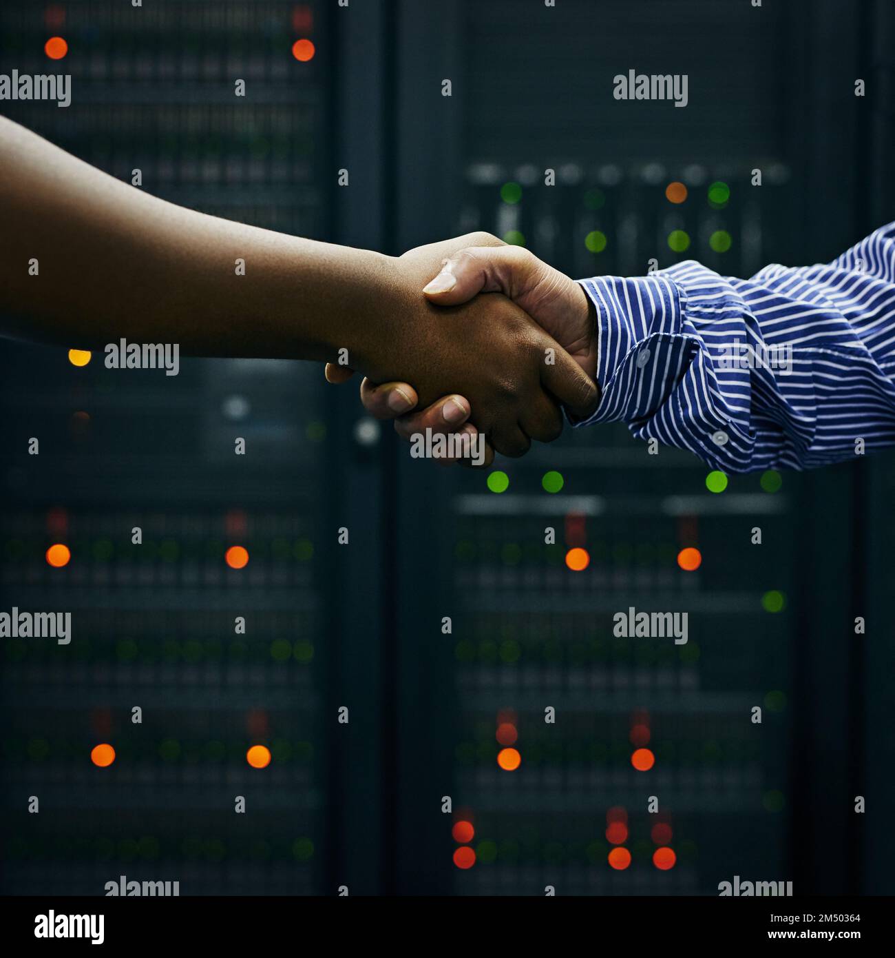 Geschäftsabschlüsse im Rechenzentrum. Zwei Männer schütteln in einem Rechenzentrum die Hand. Stockfoto