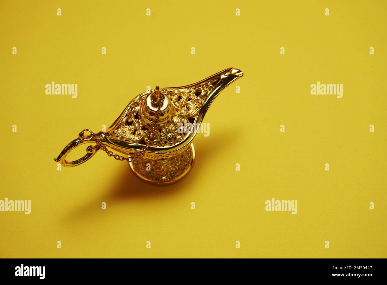 goldene Zauberlampe mit Space Copy auf gelbem Hintergrund Stockfoto