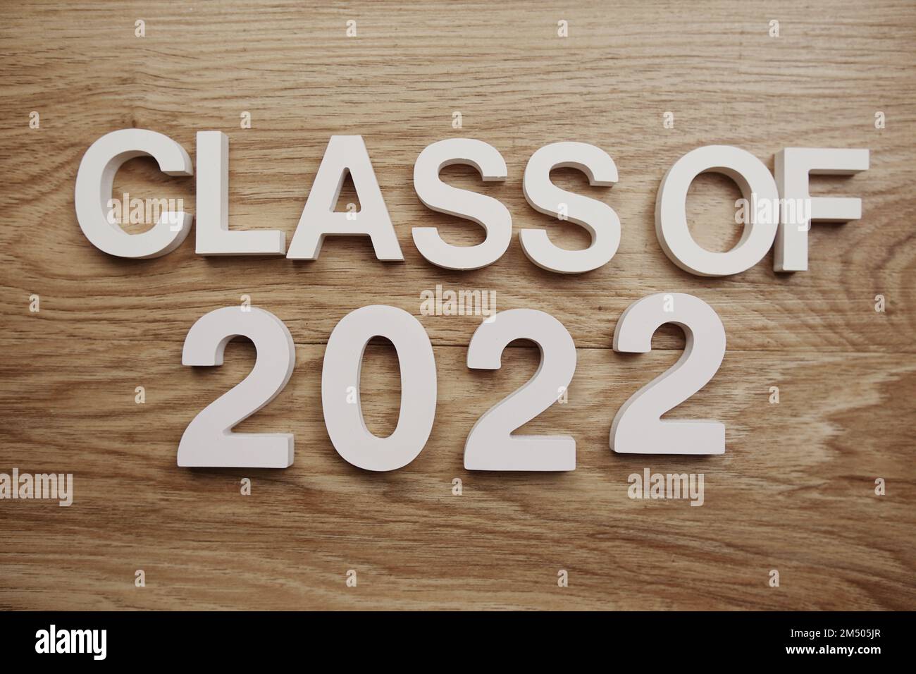 Klasse von 2022 Buchstaben auf Holzhintergrund Stockfoto
