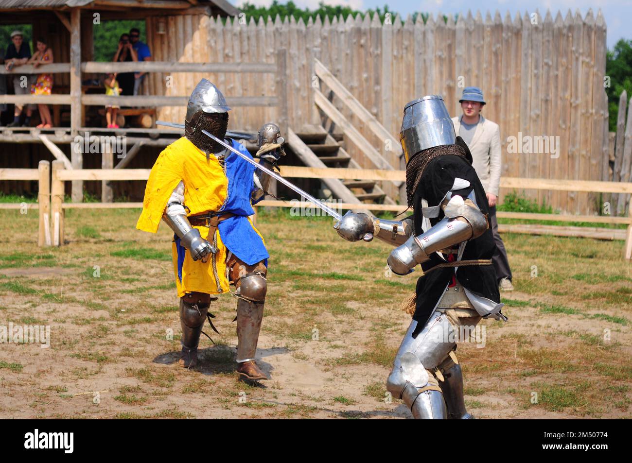Kiew, Ukraine. 06. Juli 2013. Traditionelles Duell auf den Schwertern zweier Ritter in Rüstung, eine festliche Show am Tag der Sommersonnenwende. Stockfoto