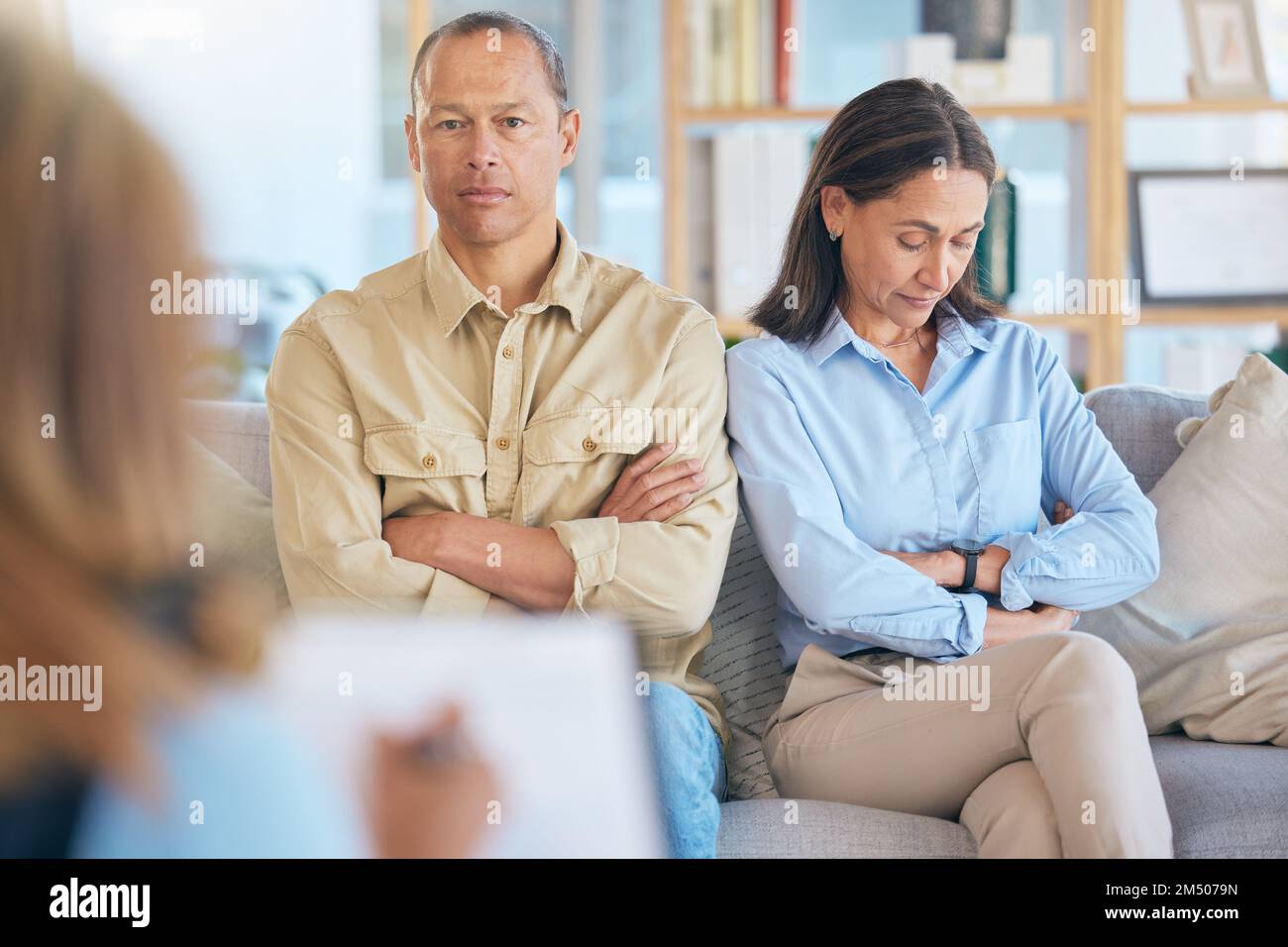 Scheidung, Therapie und Paarberatungstherapeut bei gescheiterter Ehe. Beratung, Beratung und Porträt wütender und trauriger Mann und Frau im Gespräch Stockfoto