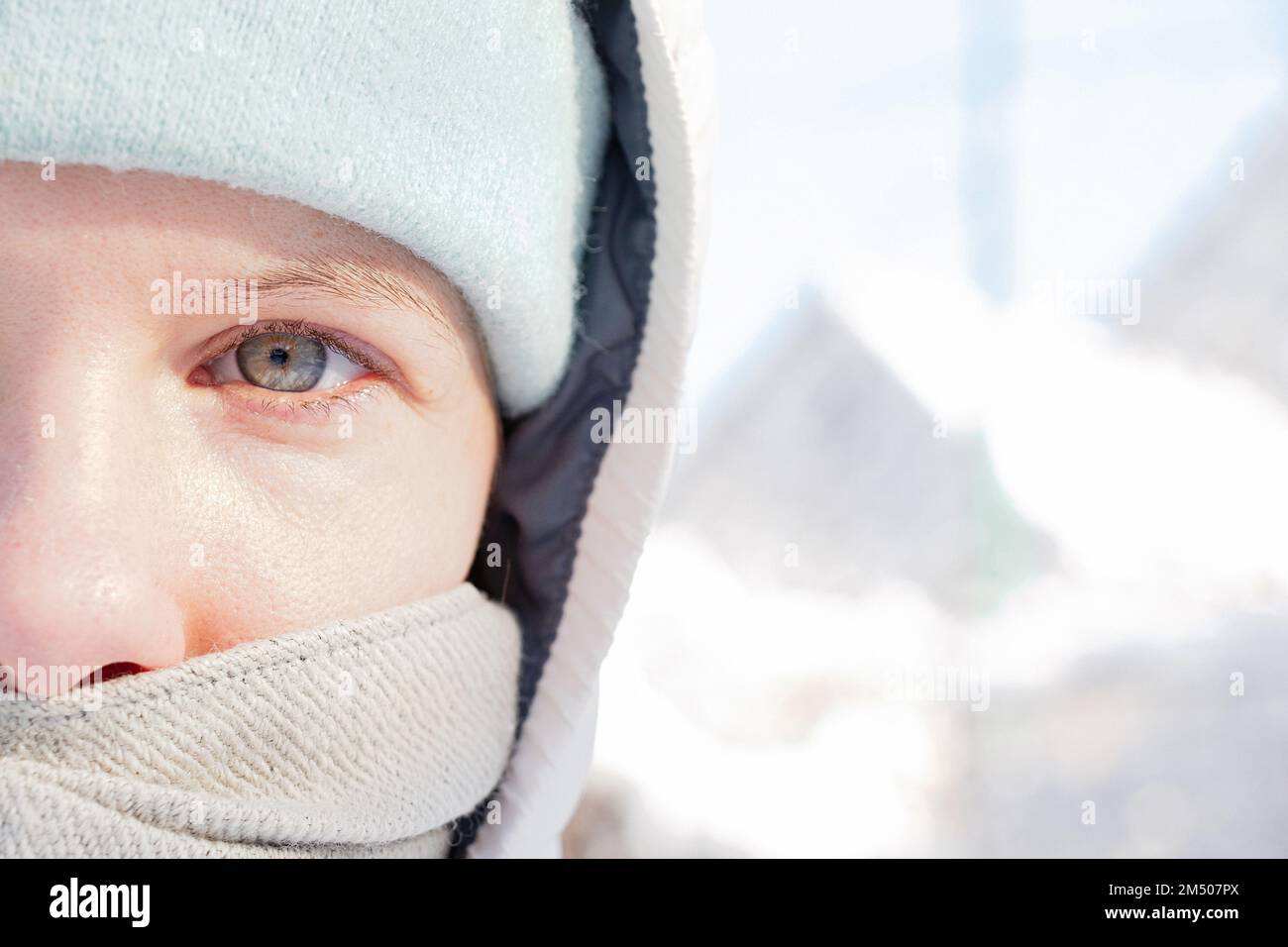 Winterporträt eines Mädchens im Freien in Nahaufnahme mit Hut und Schal Stockfoto