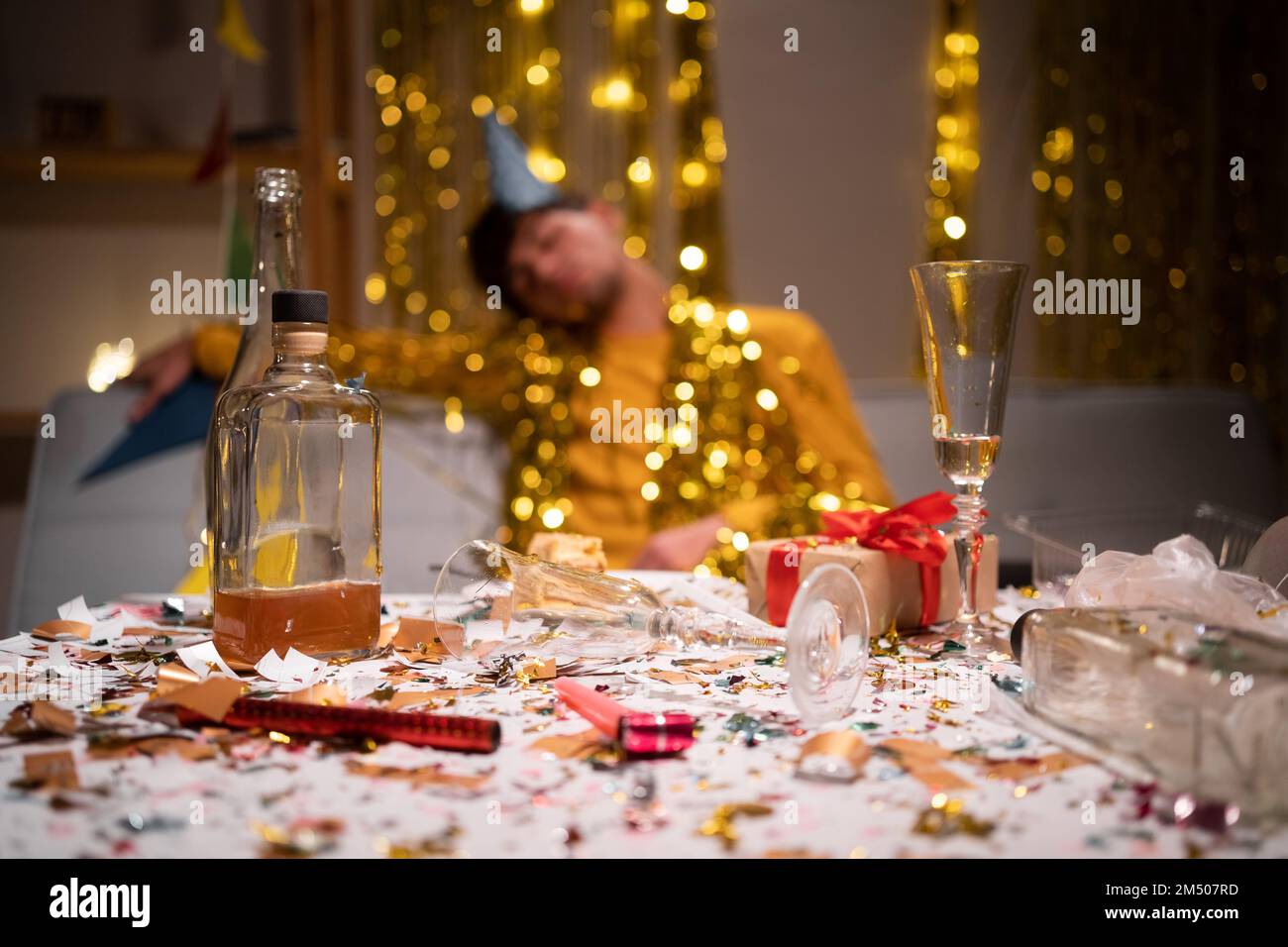 Müde, betrunkener Mann nach der Party zu Hause auf dem Sofa. Speicherplatz kopieren Stockfoto