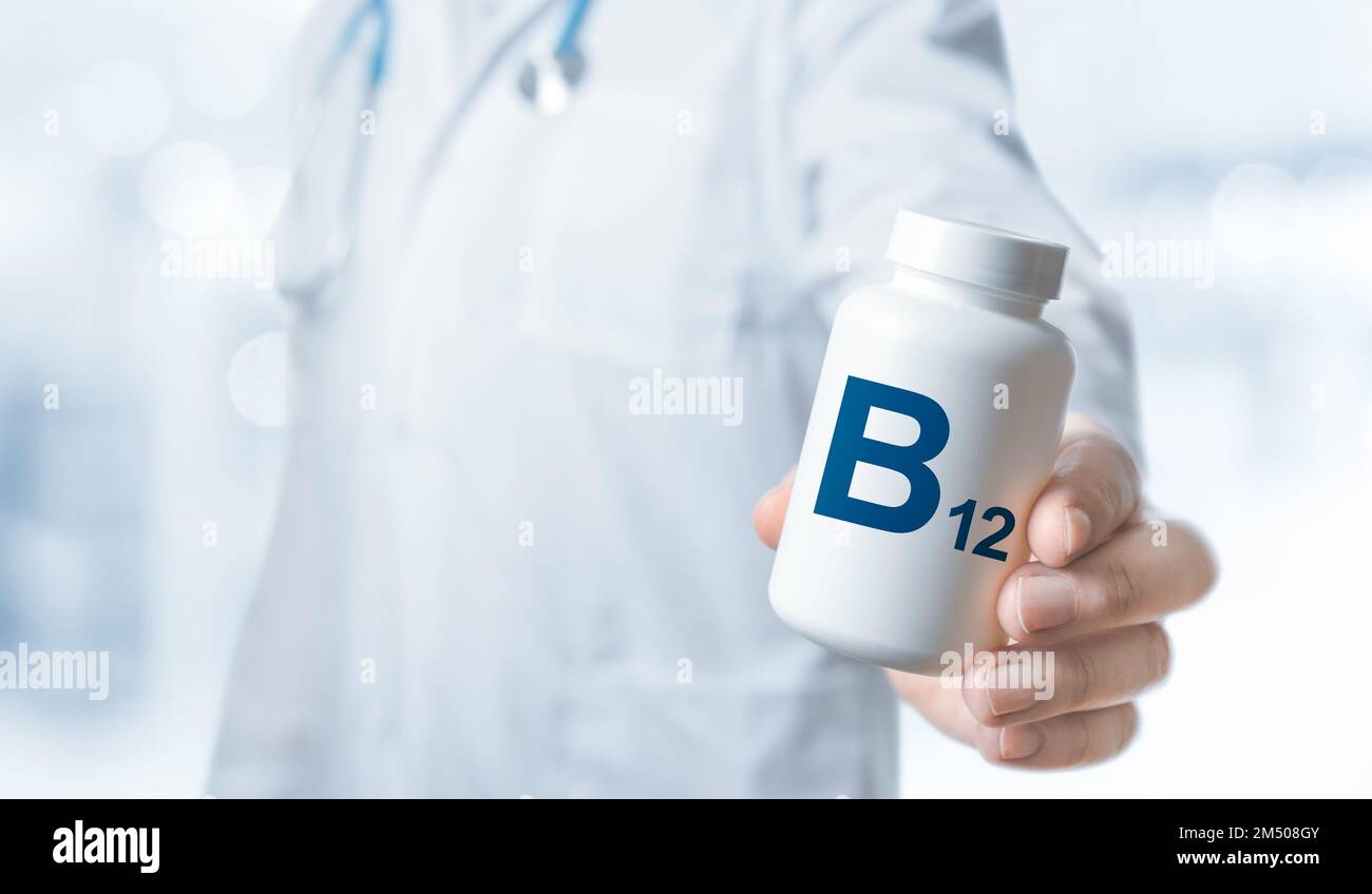 B12 Vitamin, B12 Ergänzungen für die menschliche Gesundheit. Der Arzt empfiehlt die Einnahme von B12. Der Arzt gibt Vitamin B. Essentielle Vitamine und Mineralien für den Menschen Stockfoto