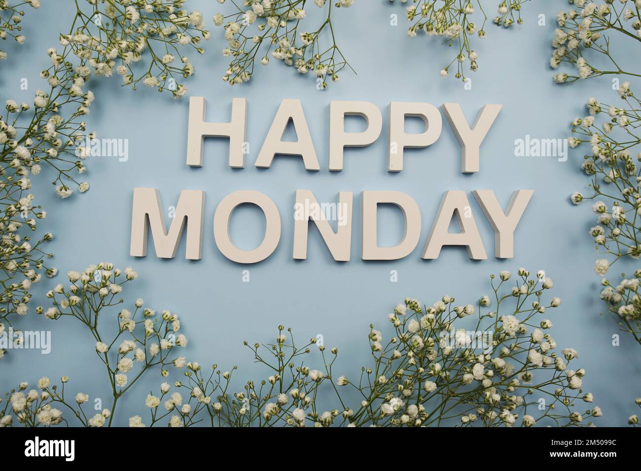 Fröhliche montags-Buchstaben auf blauem Hintergrund Stockfoto