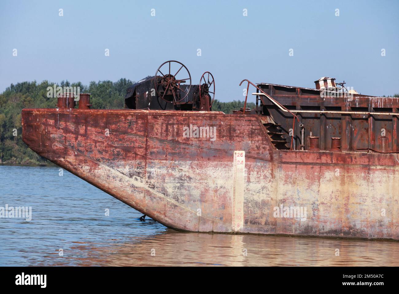Bug eines rostigen Kutsches an der Donau an einem sonnigen Tag. Ruse, Bulgarien Stockfoto