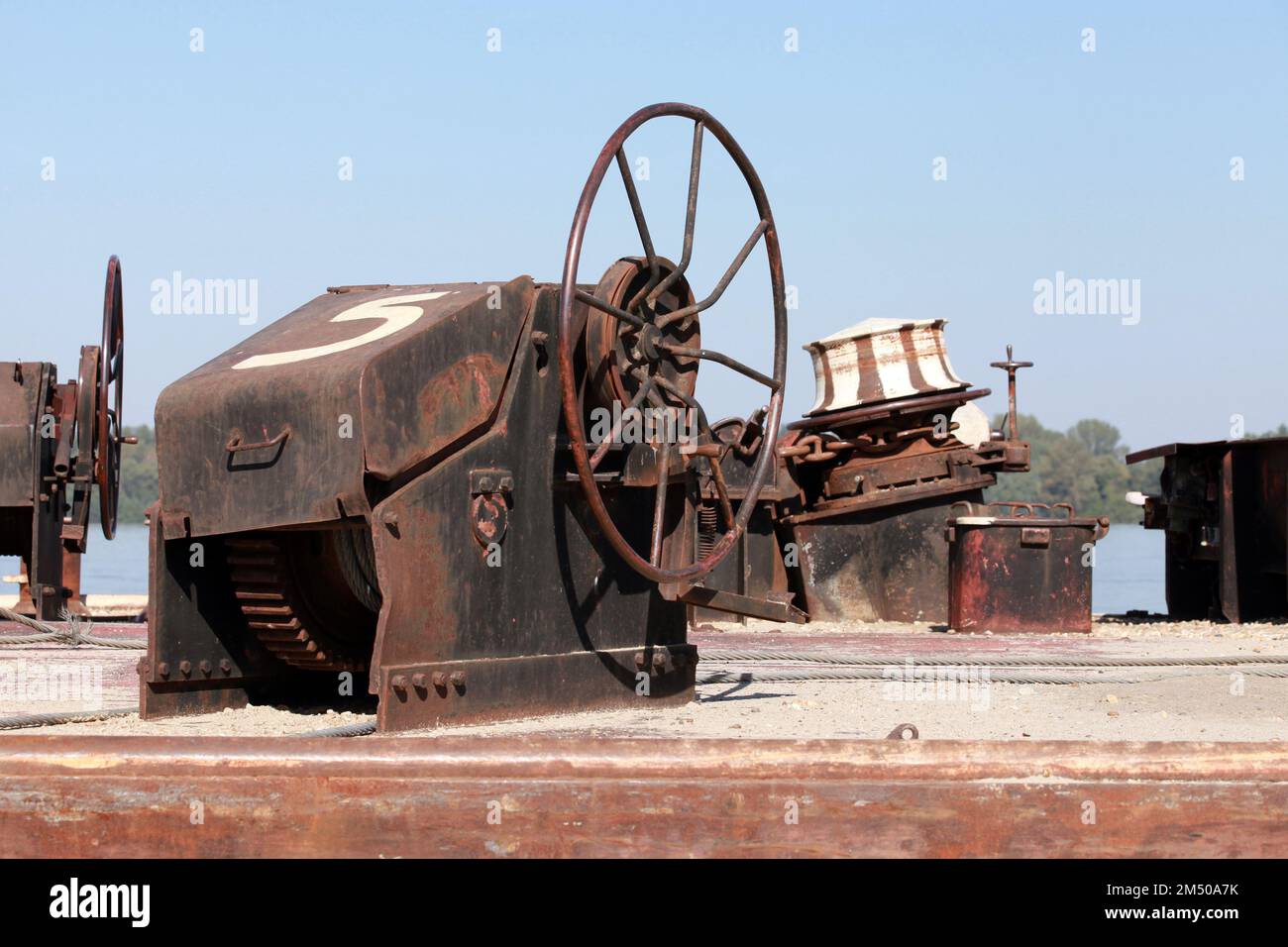 Deckausrüstung eines rostigen Kutschers an der Donau an einem sonnigen Tag. Ruse, Bulgarien Stockfoto