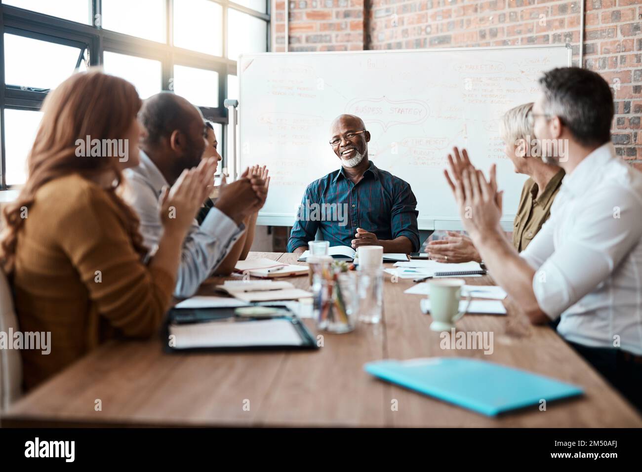 Seine Führungsqualitäten sind beeindruckend. Ein Geschäftsmann, der ein Meeting im Sitzungssaal leitet. Stockfoto