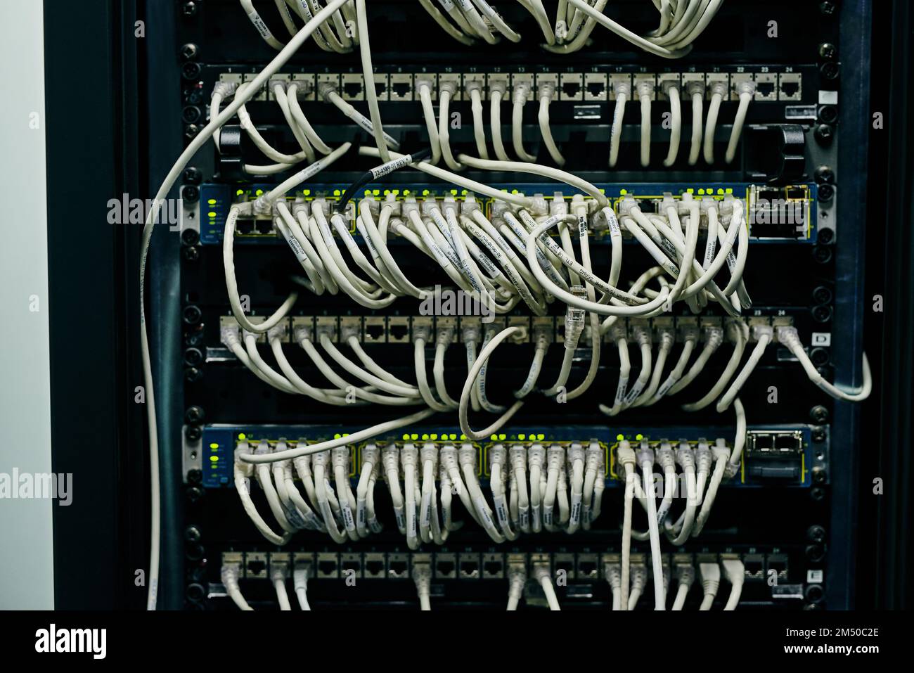 Kabelgebunden, damit Sie immer in Verbindung bleiben. Computerverkabelung in einem Rechenzentrum. Stockfoto