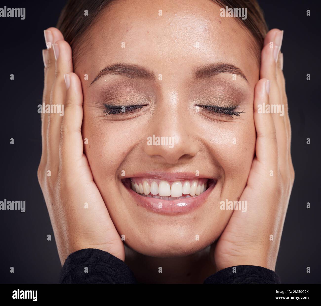 Gesicht, Schönheits-Hautpflege und Frau mit geschlossenen Augen im Studio auf dunklem Hintergrund. Make-up, Kosmetik und ein glückliches weibliches Model, das sich gut anfühlt Stockfoto