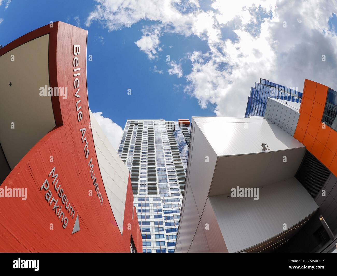Das Kunstmuseum im Zentrum von Bellevue in Washington ist nicht besonders beliebt, mit Wolken am Himmel im Hintergrund Stockfoto