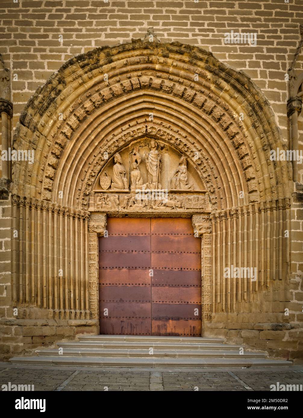 Eine vertikale Aufnahme des Eingangs zur Kirche San Saturnino in der Stadt Artajona in Spanien Stockfoto