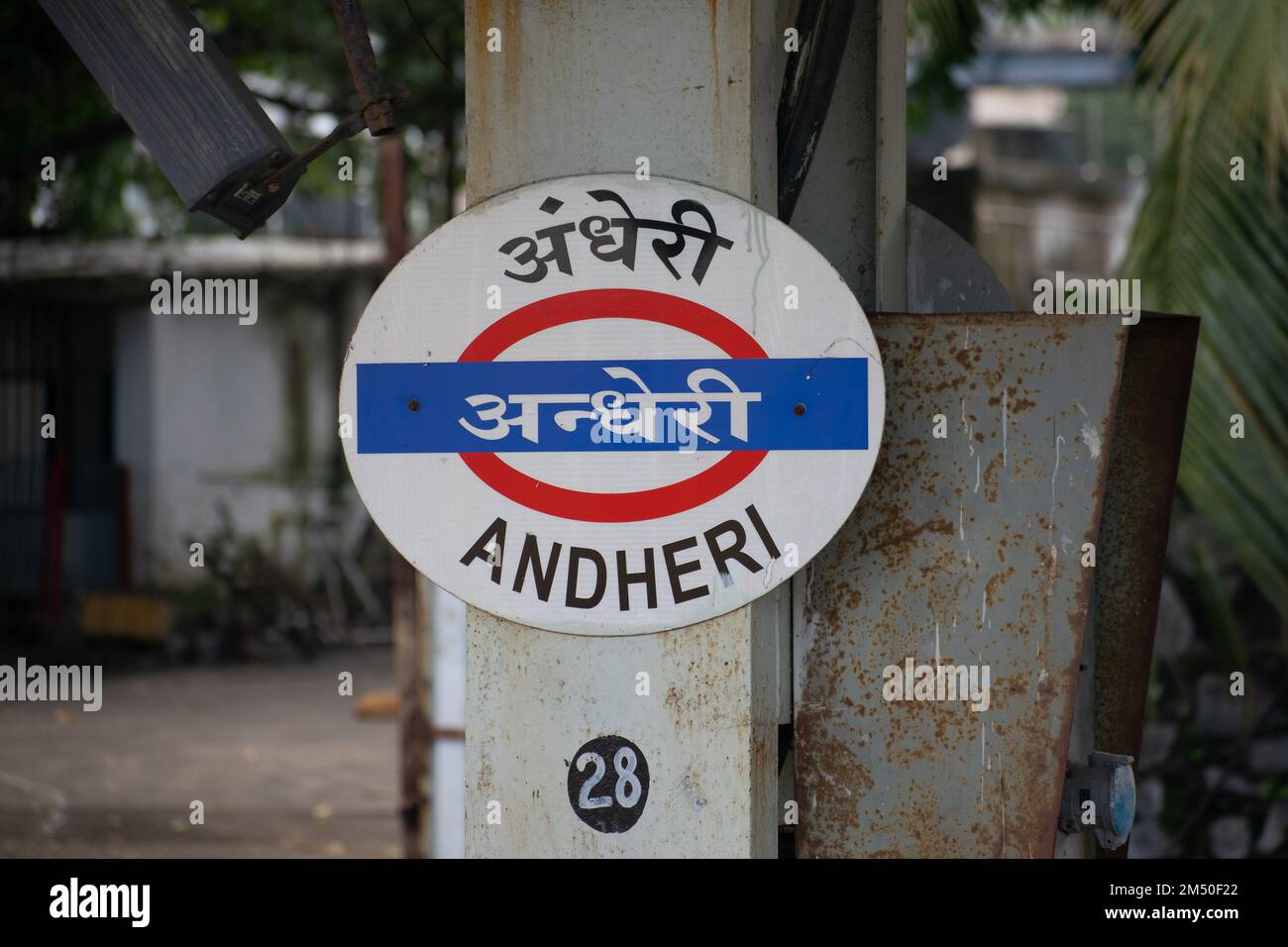 Mumbai, Indien - 26. September 2021, Bahnsteig, Namensschild am Bahnhof Andheri (westliche Eisenbahn) in Hindi, Marathi und Englisch. Stockfoto