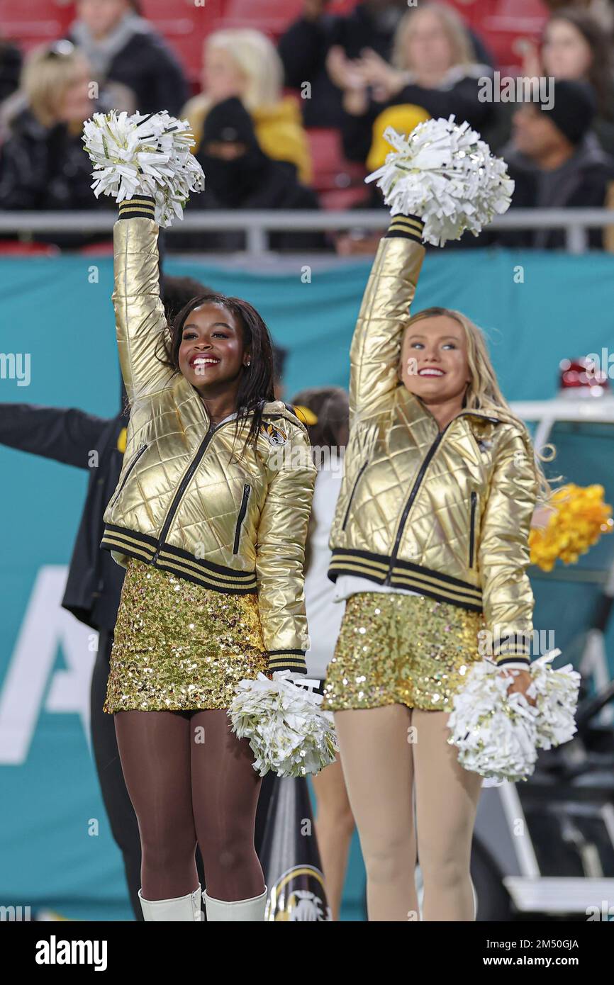 Tampa Bay, Florida, USA; zwei der „Missouri Tigers Golden Girls“ tanzen an der Seitenlinie und versuchen, sich während der unsaisonalen Kälte in der Union warm zu halten Stockfoto