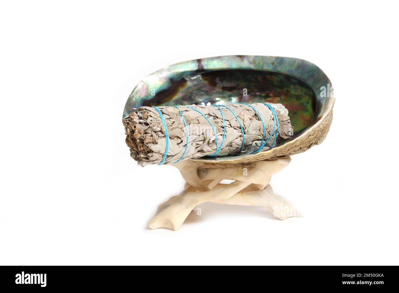 Abalone Shell mit Salbei-Räucherung zur Reinigung und Reinigung isoliert auf weißem Hintergrund Stockfoto