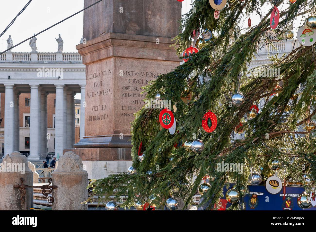 Weihnachtsbaum in St. Petersplatz, Vatikanstadt. Dekoration mit dem Symbol: Liebe statt Krieg. Gegen den Krieg in der Ukraine. Rom, Italien, EU. 2022 Stockfoto