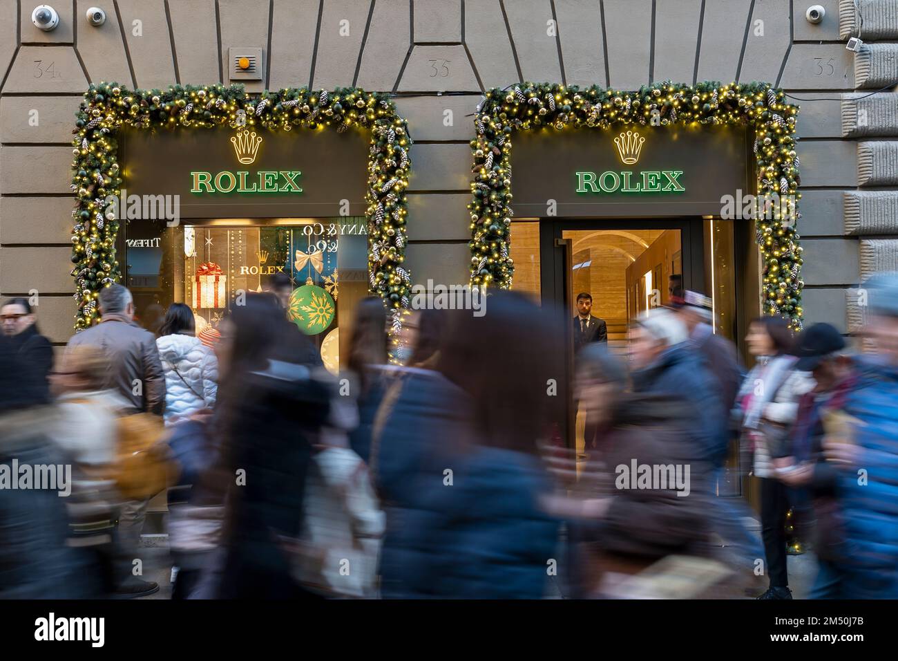 Rolex-Uhrenladen in der Via Condotti Street, Ladentür. Modeboutique. Luxuriöse Einkaufsmöglichkeiten. Weihnachten in Rom. Italien, Europa, Europäische Union EU Stockfoto