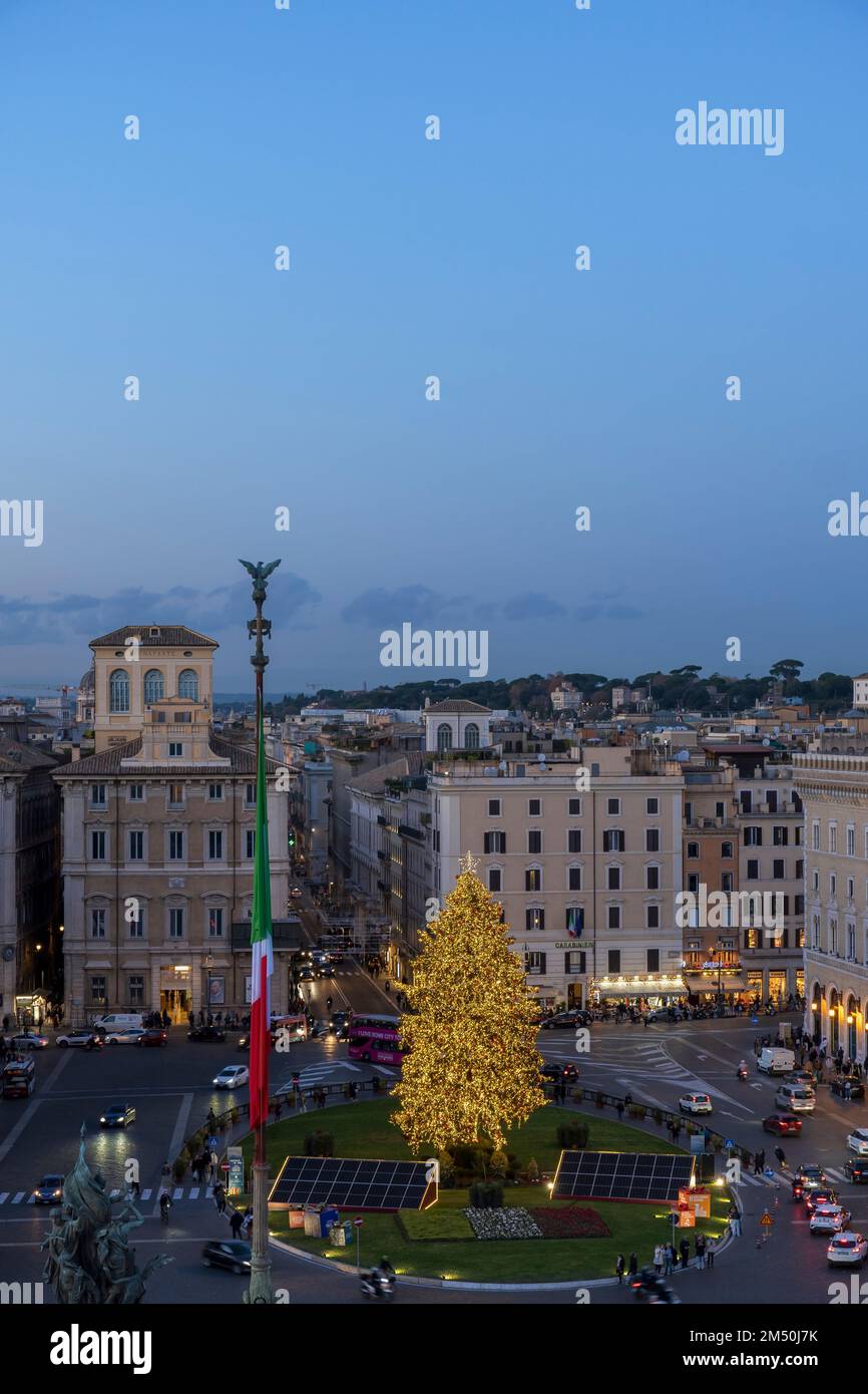 Traditioneller Weihnachtsbaum in Rom mit LED-Lichtern, die dank der Installation von Solarmodulen beleuchtet werden. Piazza Venezia, Italien, Europa, EU. Stockfoto