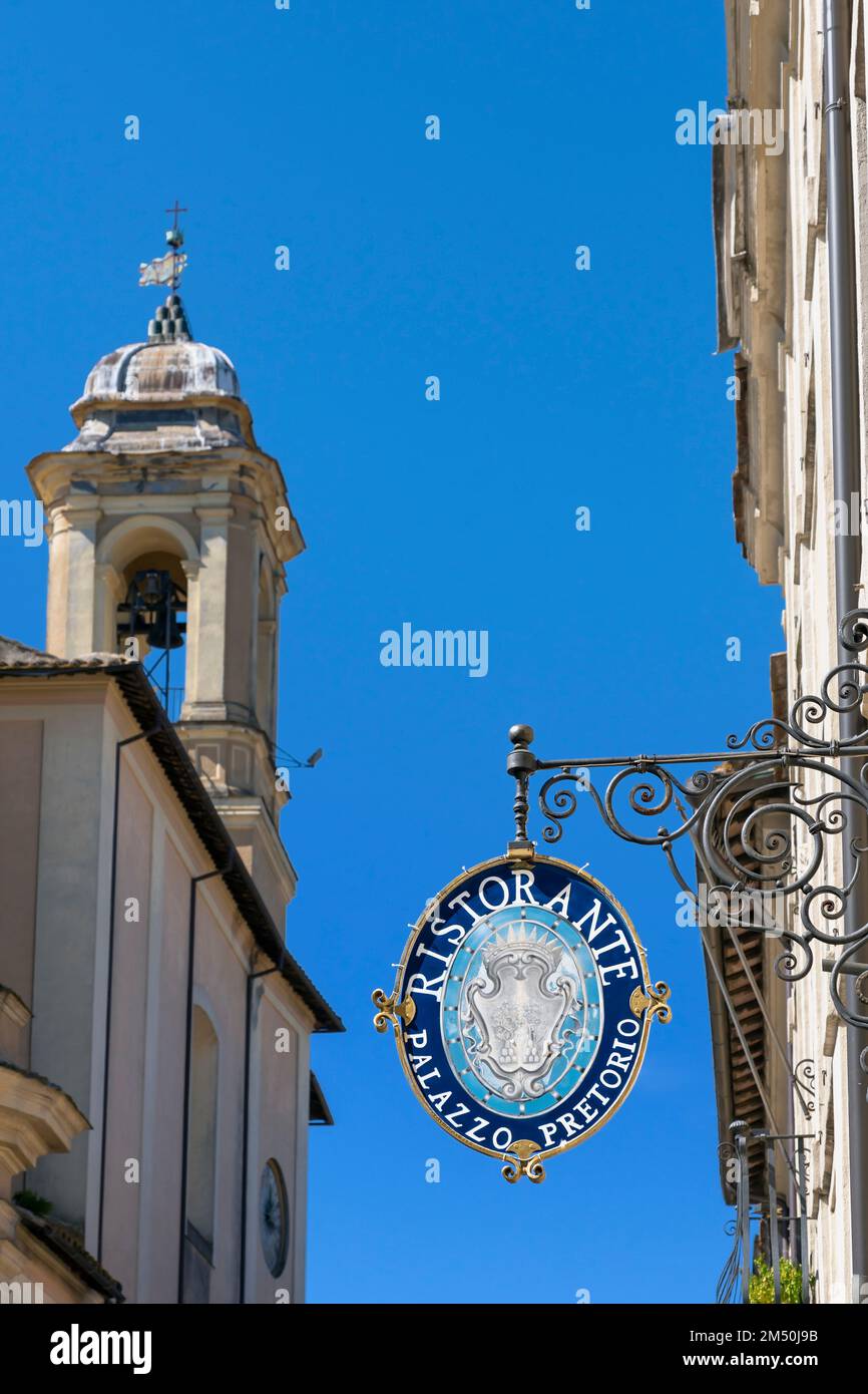 Restaurant-Schild im Vordergrund, Vignanello (Viterbo), Italien, Europa, Europäische Union, EU Stockfoto