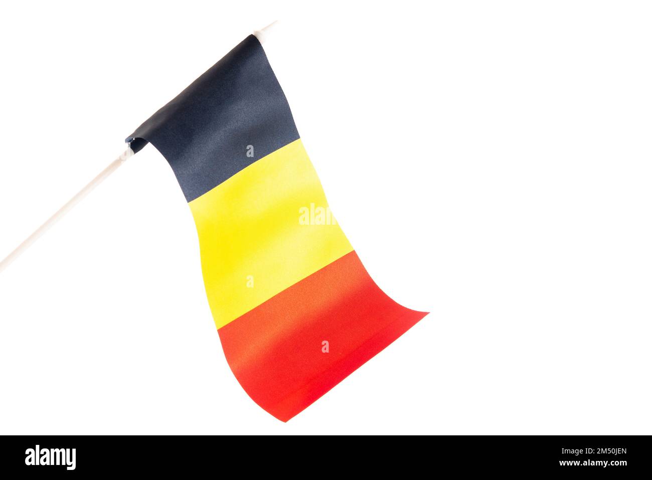 Die belgische Flagge auf weißem Hintergrund entwickelt sich und fliegt im Wind Stockfoto