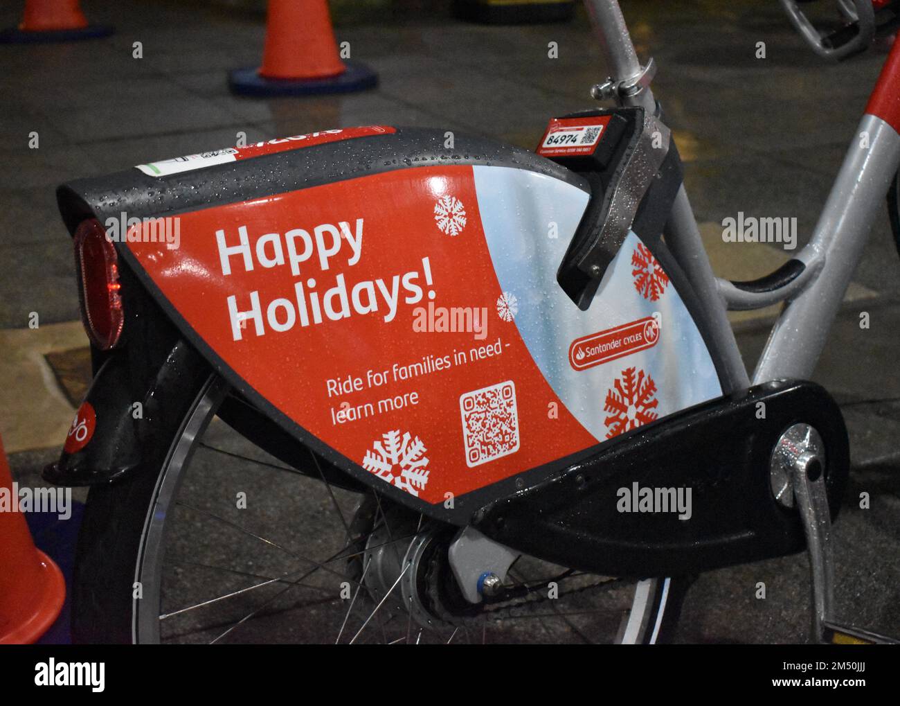 Santander mietet Fahrräder, die zu Weihnachten am Bahnhof Milton Keynes dekoriert wurden. Stockfoto
