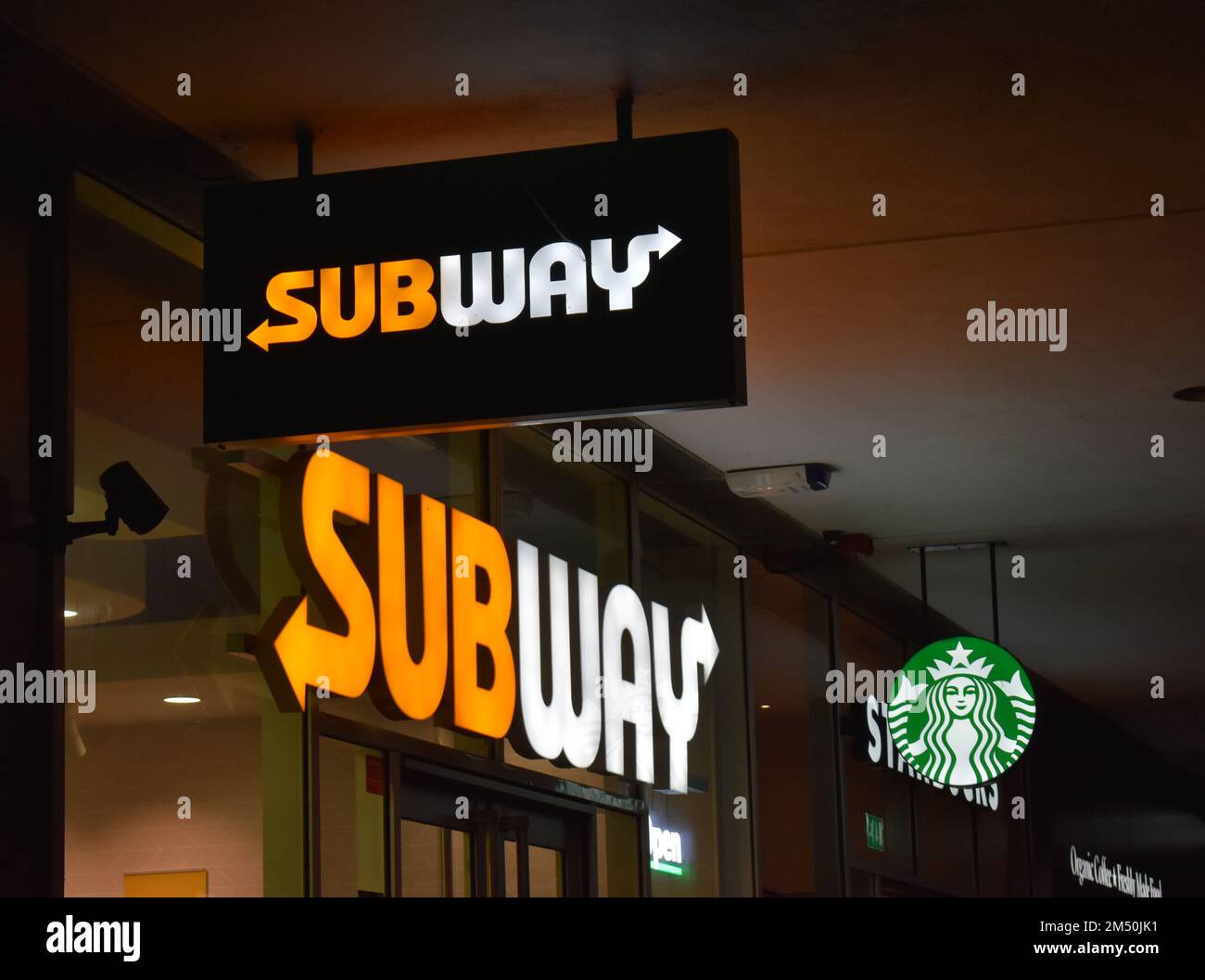 U-Bahn- und Starbucks-Schilder am Station Square am Bahnhof Milton Keynes. Stockfoto