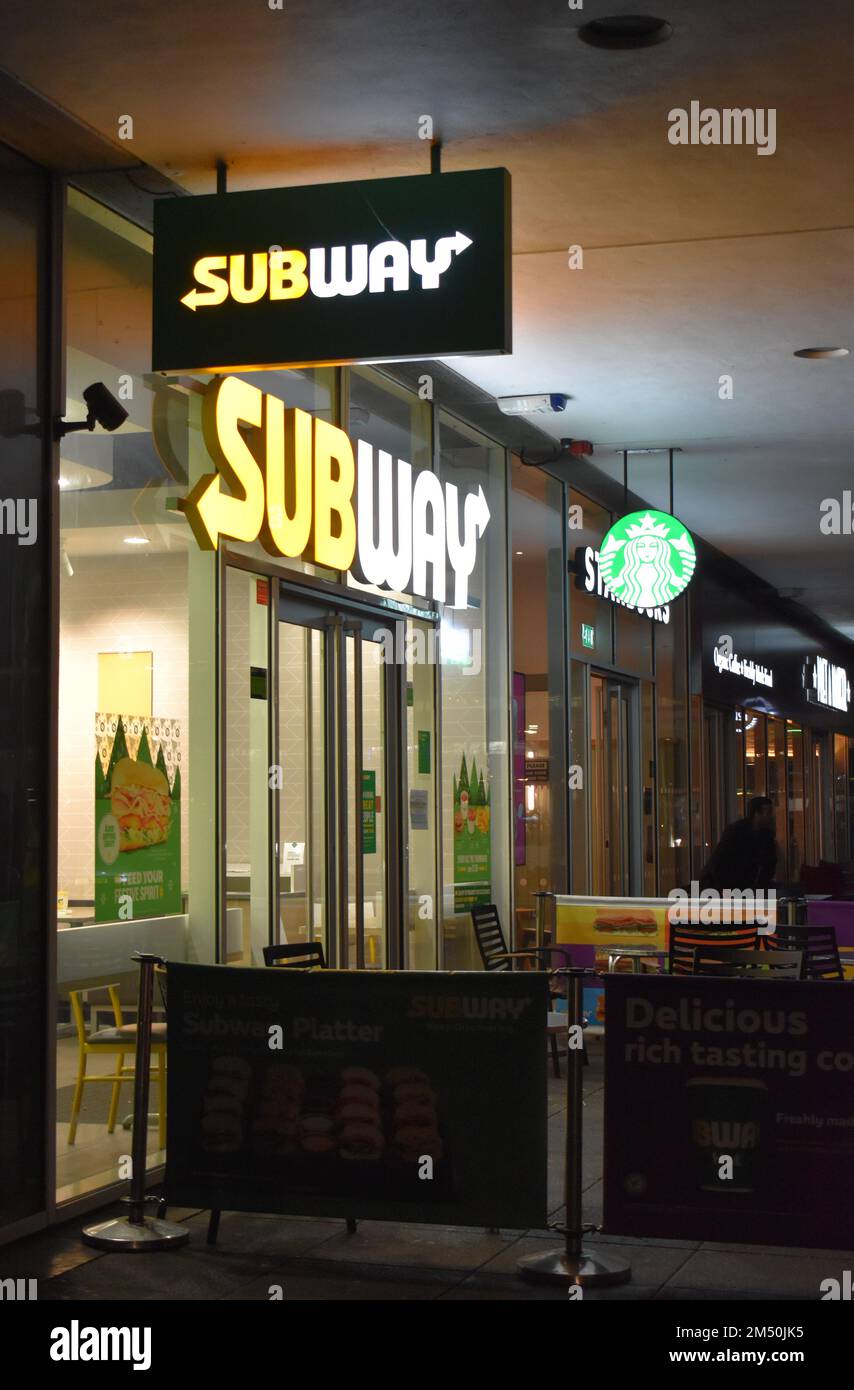 U-Bahn- und Starbucks-Schilder am Station Square am Bahnhof Milton Keynes. Stockfoto