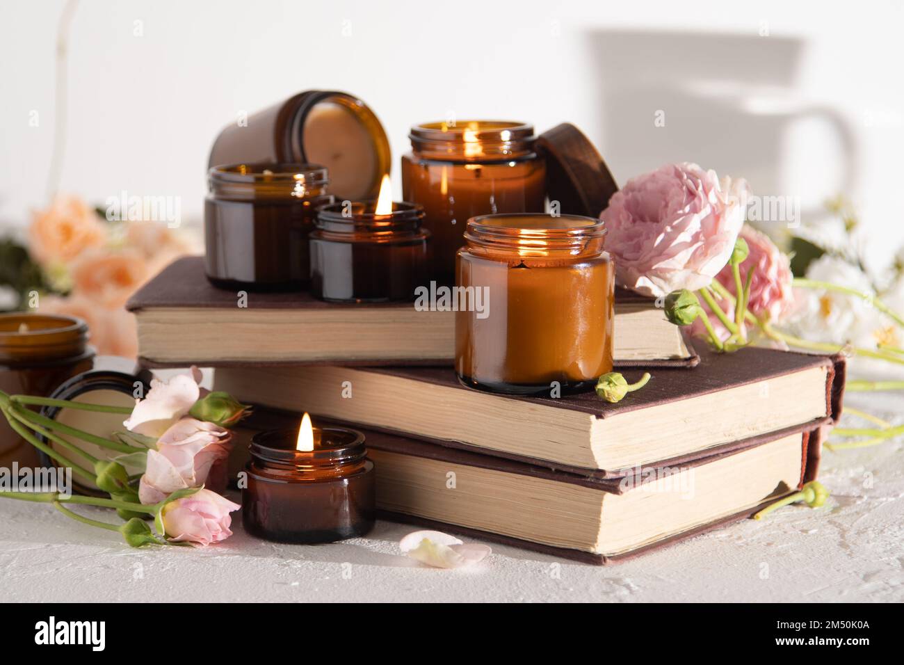 Ein Set verschiedener Duftkerzen in braunen Glasgefäßen. Handgemachte Duftkerze. Sojalkerzen brennen in einem Glas. Aromatherapie und entspannen Sie sich im Spa und zu Hause. Feuer in braunem Glas. Stockfoto