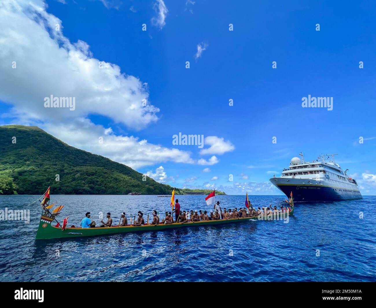 Kanu Willkommen im National Geographic Orion auf Banda Island, Indonesien. Stockfoto
