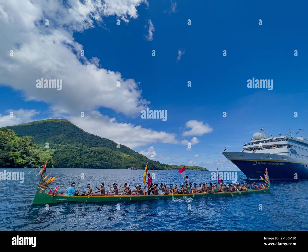 Kanu Willkommen im National Geographic Orion auf Banda Island, Indonesien. Stockfoto