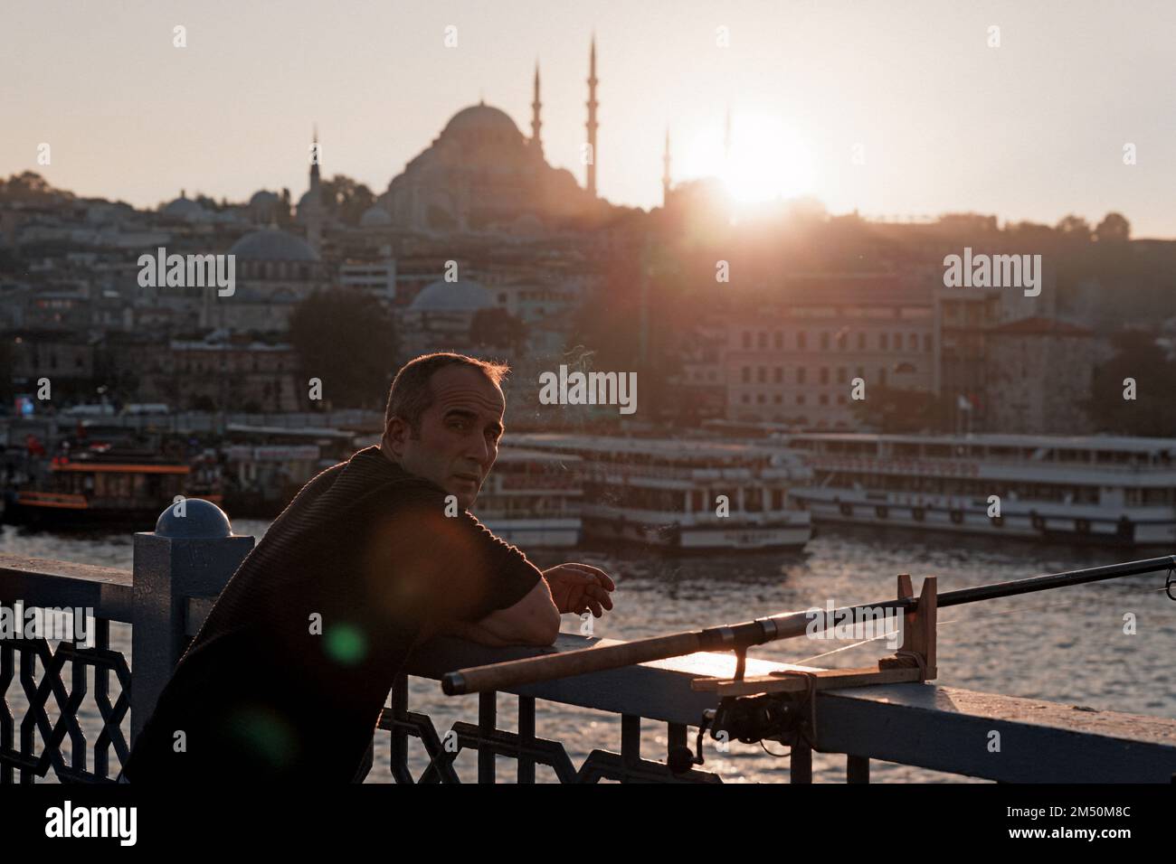 Angler auf der Galata-Brücke von Istanbul Stockfoto