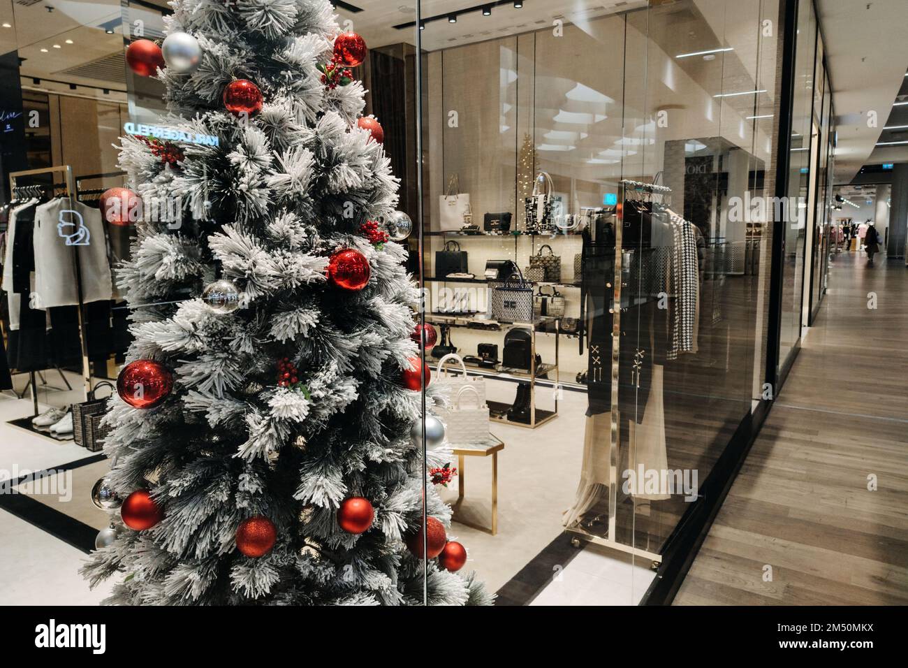 Weihnachts-Winterverkauf im Einkaufszentrum, Einkaufszentrum. Silvester- und Weihnachtsdekorationen im großen Einkaufszentrum mit Geschäften. Warschau, Polen - Dezember 02 Stockfoto