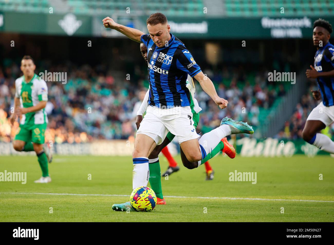 Sevilla, Spanien. 23. Dezember 2022. Teun Koopmeiners (7) von Atalanta, gesehen während der Fußballfreundschaft zwischen Real Betis und Atalanta im Estadio Benito Villamarin in Sevilla. (Foto: Gonzales Photo/Alamy Live News Stockfoto