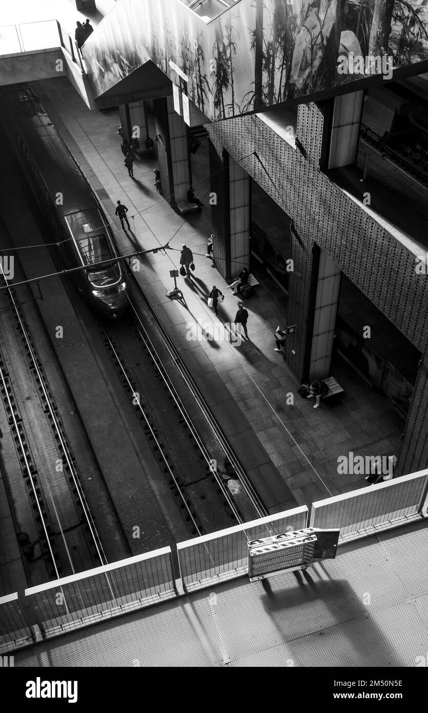Antwerpen, Belgien 12:3:2022 Bahnsteige des Hauptbahnhofs in Antwerpen. Stockfoto