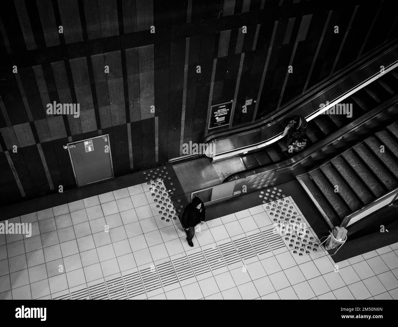 Brüssel, belgien 1/12/22: Fahrgäste auf dem Bahnsteig Stockfoto