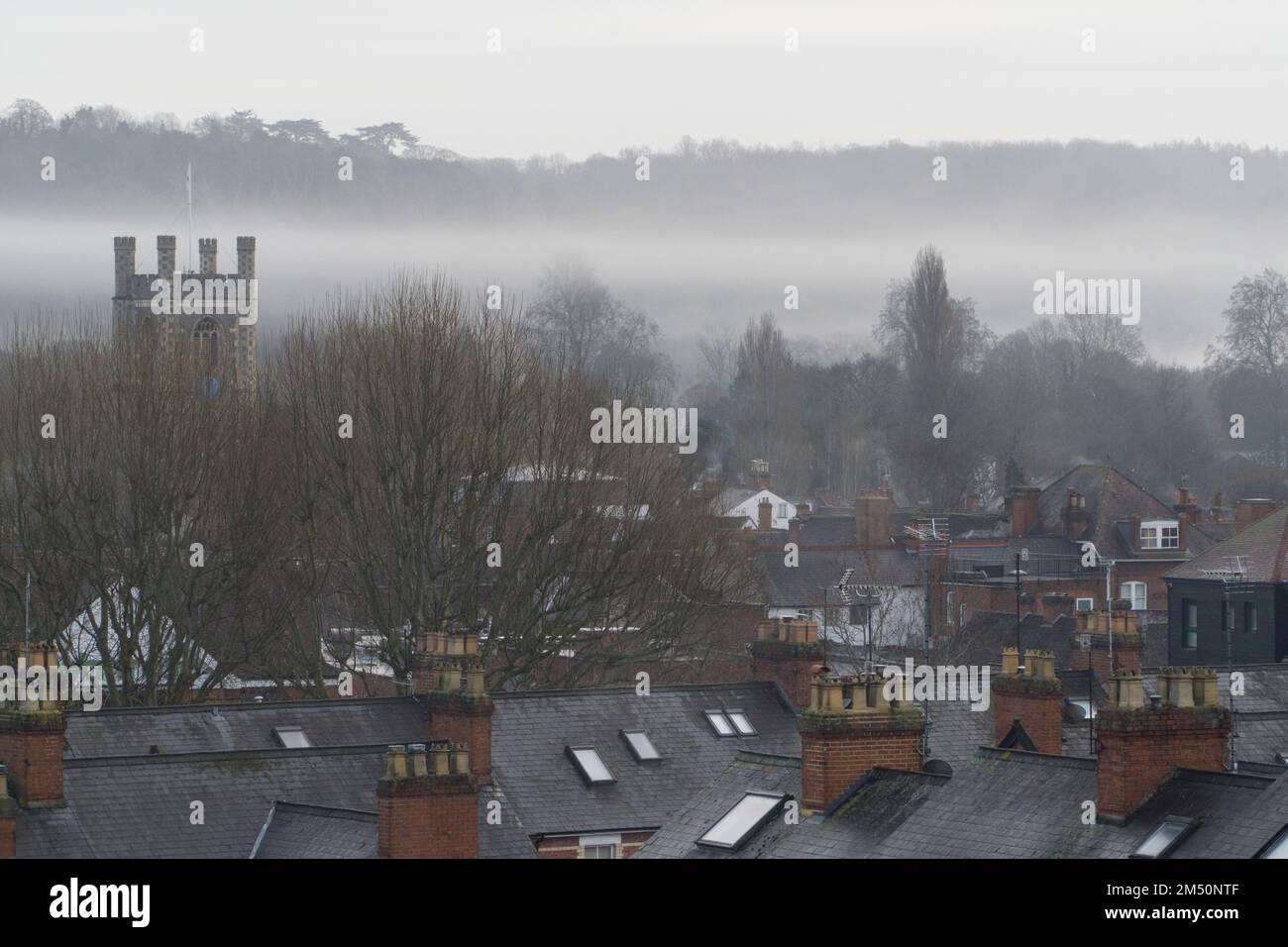 UK Weather, 24. Dezember 2022: Am Heiligabend in Henley-on-Thames erhebt sich der Nebel am frühen Morgen vom Fluss über die Dächer der Stadt und den quadratischen Turm der St. Mary's Kirche. Da das Wetter in England mild und nass wird, wird es dieses Jahr kein weißes Weihnachten geben. Anna Watson/Alamy Live News Stockfoto