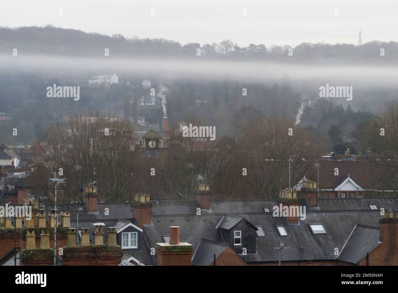 UK Weather, 24. Dezember 2022: In Henley-on-Thames erhebt sich am Heiligabend der frühmorgendliche Nebel des Flusses über die Dächer und Kamin der Stadt. Da das Wetter in England mild und nass wird, wird es dieses Jahr kein weißes Weihnachten geben. Anna Watson/Alamy Live News Stockfoto