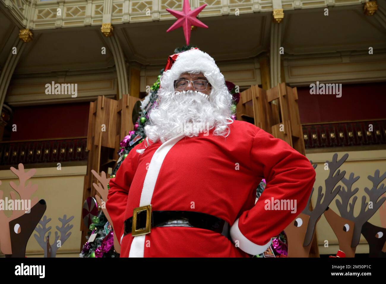 Nicht exklusiv: 23. Dezember 2022, Mexiko-Stadt, Mexiko: Der Weihnachtsmann lädt Kinder ein, sich zu benehmen, bevor sie ihre Briefe am Palace of Wishes abliefern Stockfoto