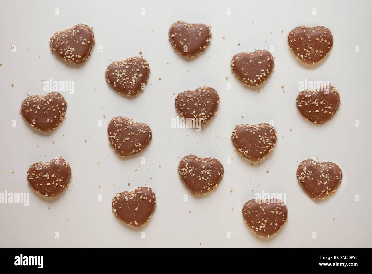 Schokoladenherzen Keksmuster mit süßen Nüssen. Dessert am Valentinstag über Kopf Stockfoto