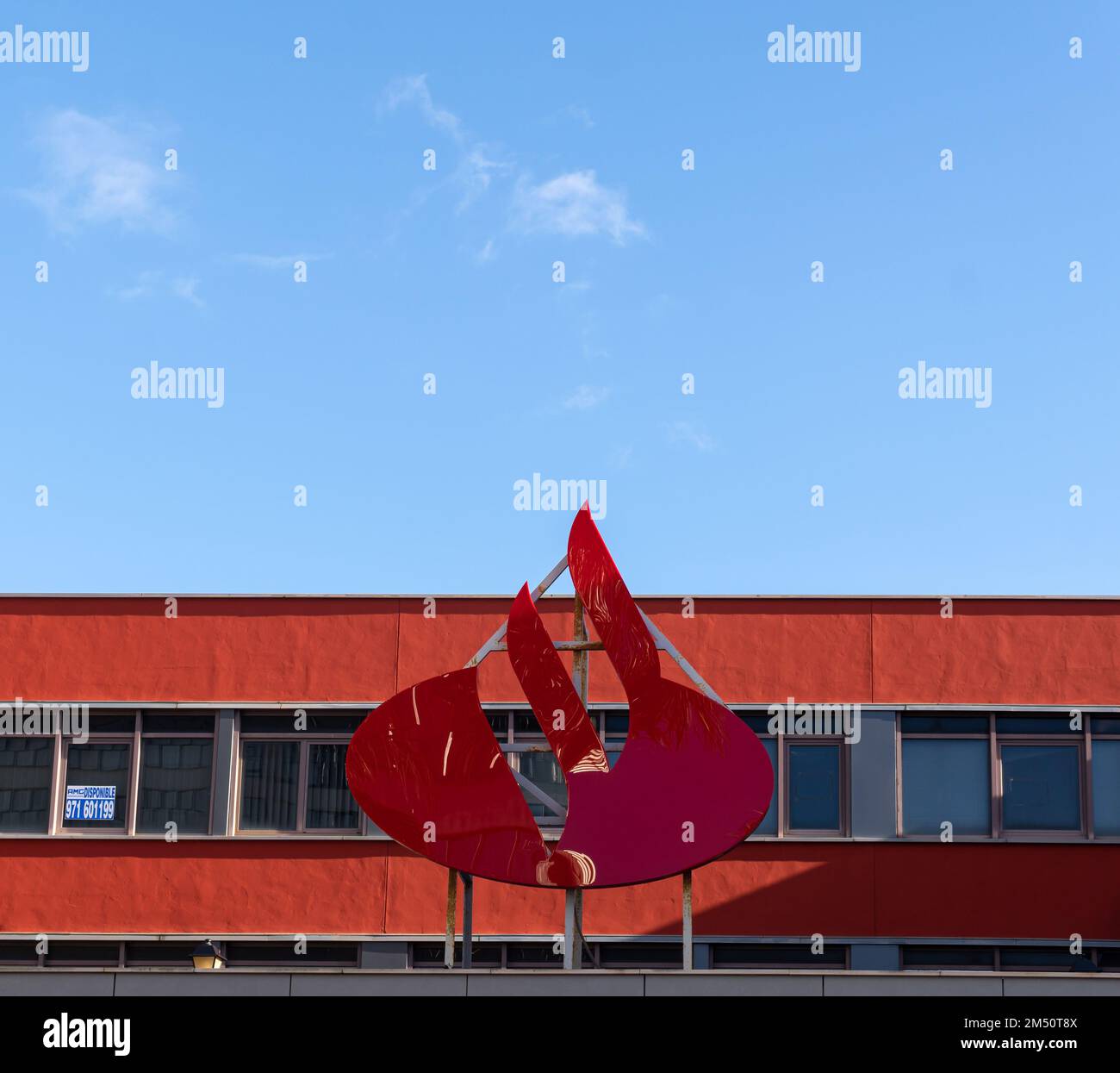 Palma de Mallorca, Spanien; dezember 16 2022: Bankfiliale der spanischen multinationalen Bank Banco Santander in einem Industriegebiet in der Stadt Palma Stockfoto