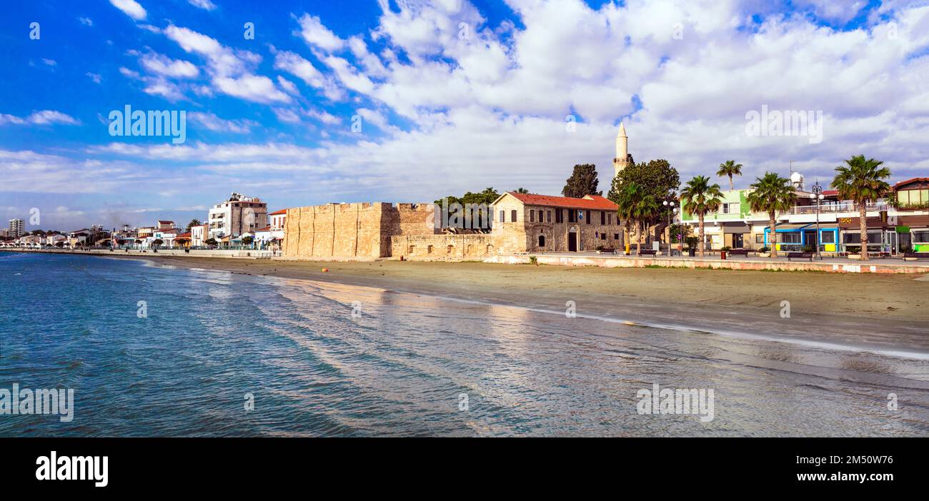 Insel Zypern, Stadt Larnaca. Blick auf den Strand und die Burg von Finikoudes. Beliebter Touristenort Stockfoto