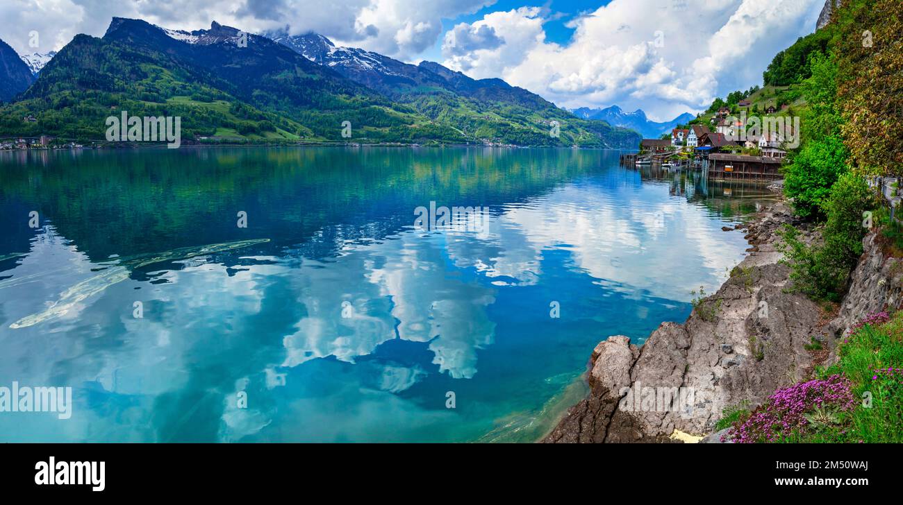 Idyllische Natur der Schweizer Seen - Walensee, ruhiges typisches kleines Dorf Quinten. Schweiz malerische Landschaft Stockfoto