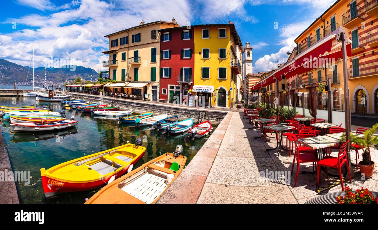 Malerischer See Lago di Garda, Italien, charmantes Fischerdorf mit bunten Häusern und Booten - Castelletto di Brenzone. 28072022 Stockfoto