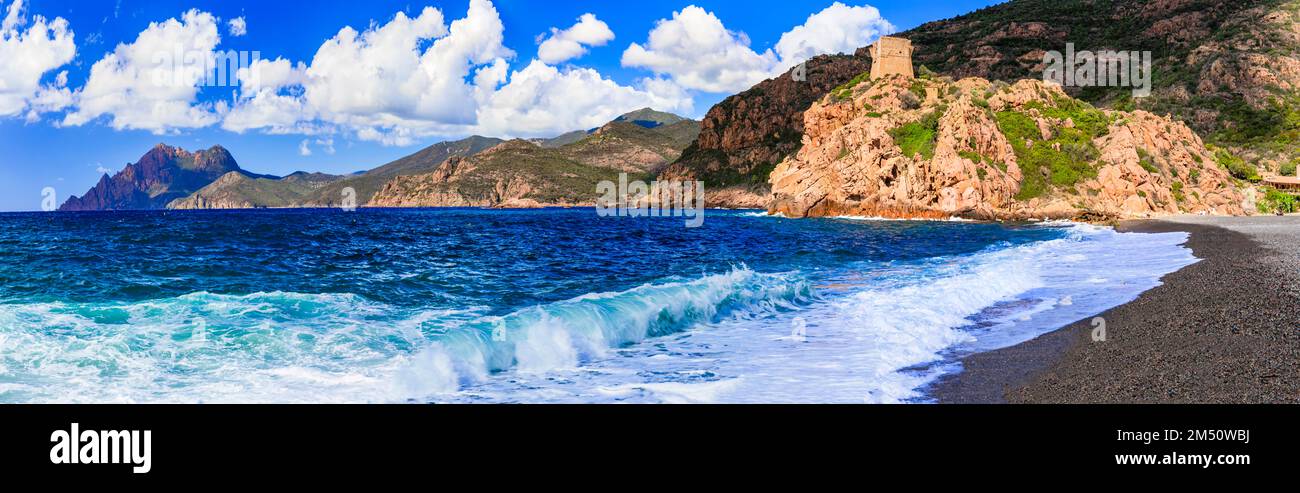 Strände der Insel Korsika und Naturlandschaft. Turm von Portu - historischer Genuesischer Turm und Strand im Dorf Ota im Westen der Insel. Frankreich Stockfoto