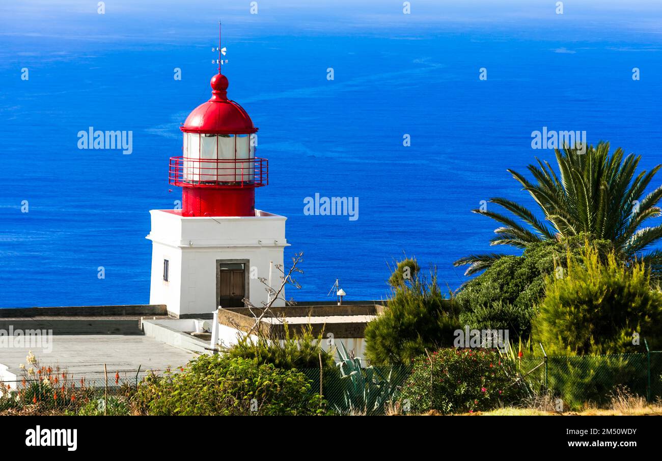 Malerische Orte auf Madeira. Leuchtturm mit atemberaubendem Meerblick in Ponta do Pargo Stockfoto