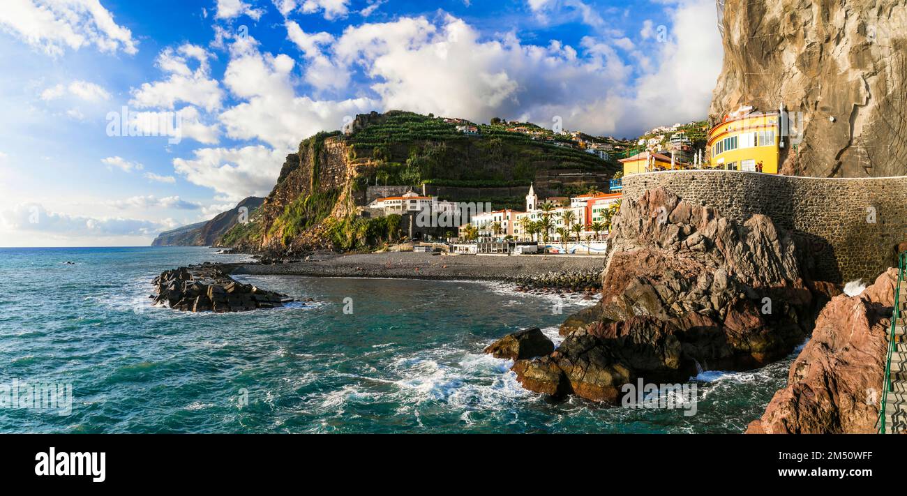 Urlaub auf Madeira - malerisches Dorf Ponta do Sol mit beeindruckenden Felsen, schönem Strand und bunten Häusern. Portugal Stockfoto