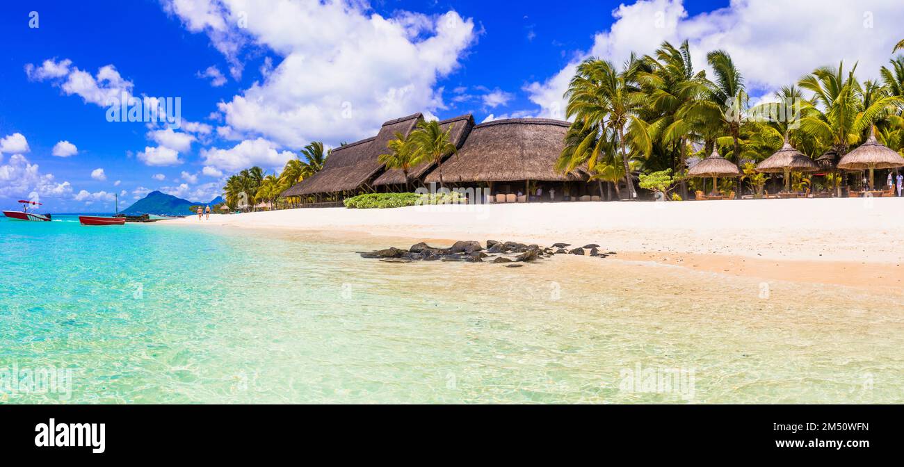 Die besten tropischen Reiseziele - Insel Mauritius mit perfekten weißen Sandstränden. Le Morne Resort Stockfoto