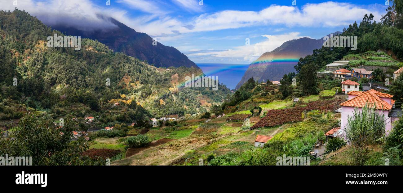 Naturlandschaft der Insel Madeira. Atemberaubender Blick auf die Berge mit Regenbogen über einem kleinen Dorf in der Nähe von San Vicente Stockfoto