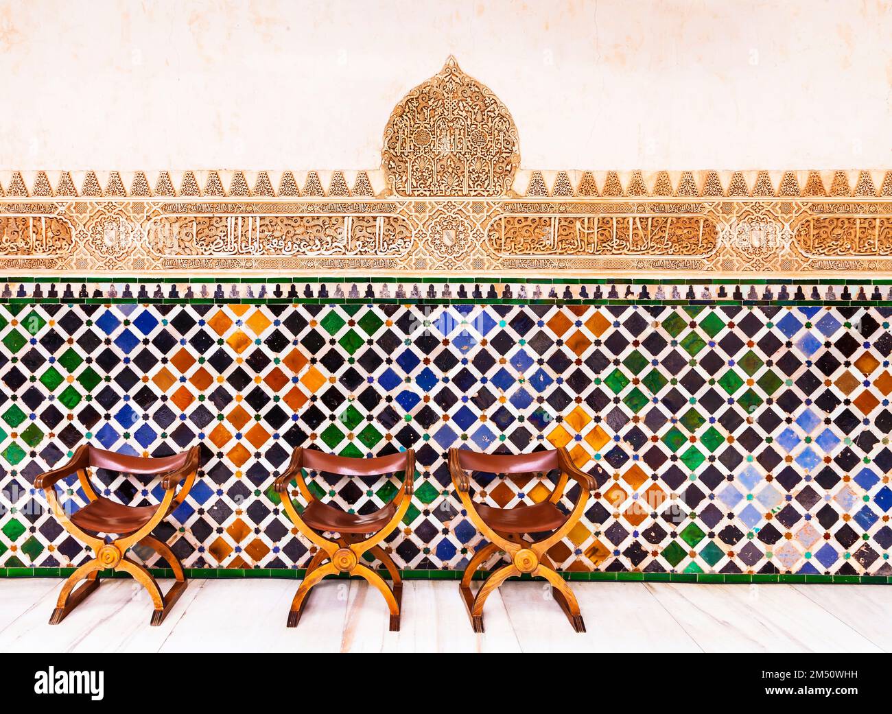 Fantastischer Alhambra Palast - Mosaik und geschnitzte Wände im arabischen Stil in Granada, Andalusien, Spanien Stockfoto